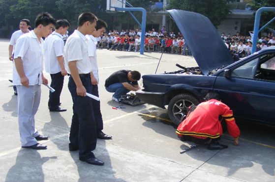 评委在一旁监督比赛.jpg